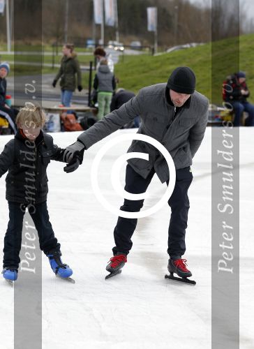 Biddinghuizen 31 januari 2016
Training voor de hollandse 100 op de schaatsbaan van Biddinghuizen. Aanwezig oa Prins Bernhard jr met kinderen Prinses Marilene Prins Maurits en Prinses Anna Prins Pieter Christiaan Prinses Emma Prinses Margriet Leontien Zijlaard v Moorsel met man Michael Zijlaard en dochter Indy Rosanna Kluivert met Patrick Nino Demy Shane en Justin Kluivert.