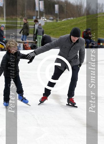 Biddinghuizen 31 januari 2016
Training voor de hollandse 100 op de schaatsbaan van Biddinghuizen. Aanwezig oa Prins Bernhard jr met kinderen Prinses Marilene Prins Maurits en Prinses Anna Prins Pieter Christiaan Prinses Emma Prinses Margriet Leontien Zijlaard v Moorsel met man Michael Zijlaard en dochter Indy Rosanna Kluivert met Patrick Nino Demy Shane en Justin Kluivert.