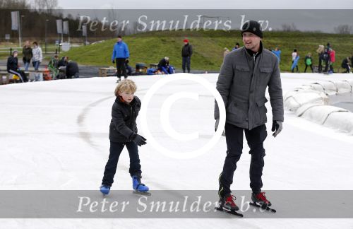 Biddinghuizen 31 januari 2016
Training voor de hollandse 100 op de schaatsbaan van Biddinghuizen. Aanwezig oa Prins Bernhard jr met kinderen Prinses Marilene Prins Maurits en Prinses Anna Prins Pieter Christiaan Prinses Emma Prinses Margriet Leontien Zijlaard v Moorsel met man Michael Zijlaard en dochter Indy Rosanna Kluivert met Patrick Nino Demy Shane en Justin Kluivert.