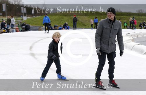 Biddinghuizen 31 januari 2016
Training voor de hollandse 100 op de schaatsbaan van Biddinghuizen. Aanwezig oa Prins Bernhard jr met kinderen Prinses Marilene Prins Maurits en Prinses Anna Prins Pieter Christiaan Prinses Emma Prinses Margriet Leontien Zijlaard v Moorsel met man Michael Zijlaard en dochter Indy Rosanna Kluivert met Patrick Nino Demy Shane en Justin Kluivert.