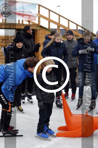 Biddinghuizen 31 januari 2016
Training voor de hollandse 100 op de schaatsbaan van Biddinghuizen. Aanwezig oa Prins Bernhard jr met kinderen Prinses Marilene Prins Maurits en Prinses Anna Prins Pieter Christiaan Prinses Emma Prinses Margriet Leontien Zijlaard v Moorsel met man Michael Zijlaard en dochter Indy Rosanna Kluivert met Patrick Nino Demy Shane en Justin Kluivert.