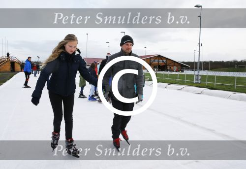 Biddinghuizen 31 januari 2016
Training voor de hollandse 100 op de schaatsbaan van Biddinghuizen. Aanwezig oa Prins Bernhard jr met kinderen Prinses Marilene Prins Maurits en Prinses Anna Prins Pieter Christiaan Prinses Emma Prinses Margriet Leontien Zijlaard v Moorsel met man Michael Zijlaard en dochter Indy Rosanna Kluivert met Patrick Nino Demy Shane en Justin Kluivert.