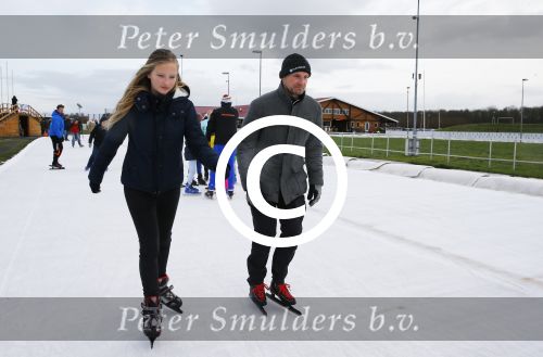 Biddinghuizen 31 januari 2016
Training voor de hollandse 100 op de schaatsbaan van Biddinghuizen. Aanwezig oa Prins Bernhard jr met kinderen Prinses Marilene Prins Maurits en Prinses Anna Prins Pieter Christiaan Prinses Emma Prinses Margriet Leontien Zijlaard v Moorsel met man Michael Zijlaard en dochter Indy Rosanna Kluivert met Patrick Nino Demy Shane en Justin Kluivert.