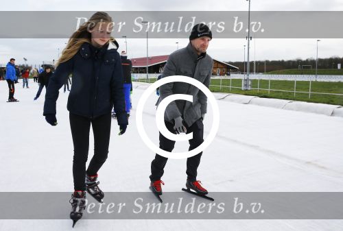 Biddinghuizen 31 januari 2016
Training voor de hollandse 100 op de schaatsbaan van Biddinghuizen. Aanwezig oa Prins Bernhard jr met kinderen Prinses Marilene Prins Maurits en Prinses Anna Prins Pieter Christiaan Prinses Emma Prinses Margriet Leontien Zijlaard v Moorsel met man Michael Zijlaard en dochter Indy Rosanna Kluivert met Patrick Nino Demy Shane en Justin Kluivert.