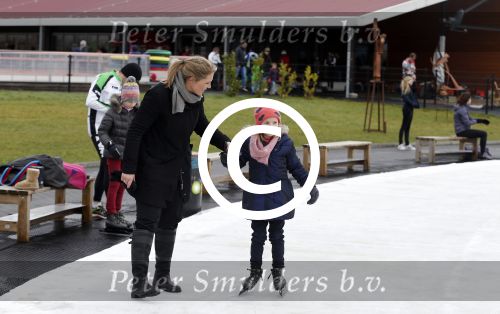 Biddinghuizen 31 januari 2016
Training voor de hollandse 100 op de schaatsbaan van Biddinghuizen. Aanwezig oa Prins Bernhard jr met kinderen Prinses Marilene Prins Maurits en Prinses Anna Prins Pieter Christiaan Prinses Emma Prinses Margriet Leontien Zijlaard v Moorsel met man Michael Zijlaard en dochter Indy Rosanna Kluivert met Patrick Nino Demy Shane en Justin Kluivert.