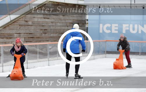 Biddinghuizen 31 januari 2016
Training voor de hollandse 100 op de schaatsbaan van Biddinghuizen. Aanwezig oa Prins Bernhard jr met kinderen Prinses Marilene Prins Maurits en Prinses Anna Prins Pieter Christiaan Prinses Emma Prinses Margriet Leontien Zijlaard v Moorsel met man Michael Zijlaard en dochter Indy Rosanna Kluivert met Patrick Nino Demy Shane en Justin Kluivert.