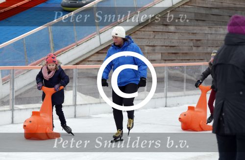 Biddinghuizen 31 januari 2016
Training voor de hollandse 100 op de schaatsbaan van Biddinghuizen. Aanwezig oa Prins Bernhard jr met kinderen Prinses Marilene Prins Maurits en Prinses Anna Prins Pieter Christiaan Prinses Emma Prinses Margriet Leontien Zijlaard v Moorsel met man Michael Zijlaard en dochter Indy Rosanna Kluivert met Patrick Nino Demy Shane en Justin Kluivert.