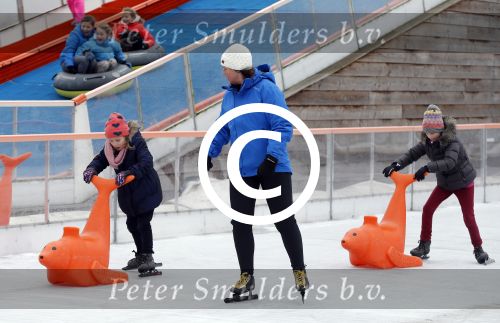 Biddinghuizen 31 januari 2016
Training voor de hollandse 100 op de schaatsbaan van Biddinghuizen. Aanwezig oa Prins Bernhard jr met kinderen Prinses Marilene Prins Maurits en Prinses Anna Prins Pieter Christiaan Prinses Emma Prinses Margriet Leontien Zijlaard v Moorsel met man Michael Zijlaard en dochter Indy Rosanna Kluivert met Patrick Nino Demy Shane en Justin Kluivert.