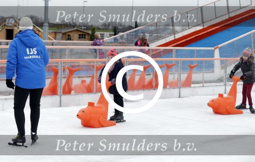 Biddinghuizen 31 januari 2016
Training voor de hollandse 100 op de schaatsbaan van Biddinghuizen. Aanwezig oa Prins Bernhard jr met kinderen Prinses Marilene Prins Maurits en Prinses Anna Prins Pieter Christiaan Prinses Emma Prinses Margriet Leontien Zijlaard v Moorsel met man Michael Zijlaard en dochter Indy Rosanna Kluivert met Patrick Nino Demy Shane en Justin Kluivert.