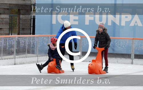 Biddinghuizen 31 januari 2016
Training voor de hollandse 100 op de schaatsbaan van Biddinghuizen. Aanwezig oa Prins Bernhard jr met kinderen Prinses Marilene Prins Maurits en Prinses Anna Prins Pieter Christiaan Prinses Emma Prinses Margriet Leontien Zijlaard v Moorsel met man Michael Zijlaard en dochter Indy Rosanna Kluivert met Patrick Nino Demy Shane en Justin Kluivert.