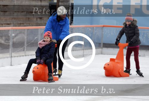 Biddinghuizen 31 januari 2016
Training voor de hollandse 100 op de schaatsbaan van Biddinghuizen. Aanwezig oa Prins Bernhard jr met kinderen Prinses Marilene Prins Maurits en Prinses Anna Prins Pieter Christiaan Prinses Emma Prinses Margriet Leontien Zijlaard v Moorsel met man Michael Zijlaard en dochter Indy Rosanna Kluivert met Patrick Nino Demy Shane en Justin Kluivert.