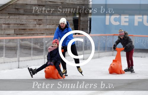 Biddinghuizen 31 januari 2016
Training voor de hollandse 100 op de schaatsbaan van Biddinghuizen. Aanwezig oa Prins Bernhard jr met kinderen Prinses Marilene Prins Maurits en Prinses Anna Prins Pieter Christiaan Prinses Emma Prinses Margriet Leontien Zijlaard v Moorsel met man Michael Zijlaard en dochter Indy Rosanna Kluivert met Patrick Nino Demy Shane en Justin Kluivert.