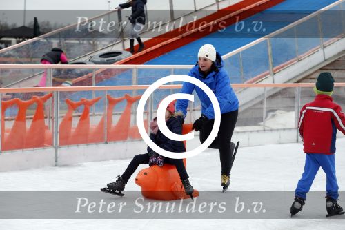 Biddinghuizen 31 januari 2016
Training voor de hollandse 100 op de schaatsbaan van Biddinghuizen. Aanwezig oa Prins Bernhard jr met kinderen Prinses Marilene Prins Maurits en Prinses Anna Prins Pieter Christiaan Prinses Emma Prinses Margriet Leontien Zijlaard v Moorsel met man Michael Zijlaard en dochter Indy Rosanna Kluivert met Patrick Nino Demy Shane en Justin Kluivert.