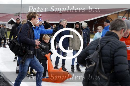 Biddinghuizen 31 januari 2016
Training voor de hollandse 100 op de schaatsbaan van Biddinghuizen. Aanwezig oa Prins Bernhard jr met kinderen Prinses Marilene Prins Maurits en Prinses Anna Prins Pieter Christiaan Prinses Emma Prinses Margriet Leontien Zijlaard v Moorsel met man Michael Zijlaard en dochter Indy Rosanna Kluivert met Patrick Nino Demy Shane en Justin Kluivert.