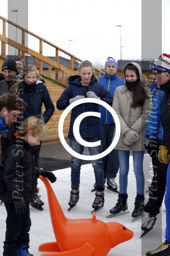 Biddinghuizen 31 januari 2016
Training voor de hollandse 100 op de schaatsbaan van Biddinghuizen. Aanwezig oa Prins Bernhard jr met kinderen Prinses Marilene Prins Maurits en Prinses Anna Prins Pieter Christiaan Prinses Emma Prinses Margriet Leontien Zijlaard v Moorsel met man Michael Zijlaard en dochter Indy Rosanna Kluivert met Patrick Nino Demy Shane en Justin Kluivert.