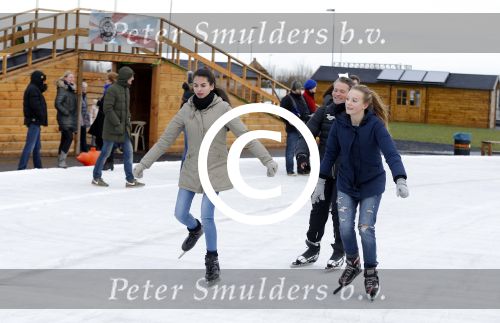 Biddinghuizen 31 januari 2016
Training voor de hollandse 100 op de schaatsbaan van Biddinghuizen. Aanwezig oa Prins Bernhard jr met kinderen Prinses Marilene Prins Maurits en Prinses Anna Prins Pieter Christiaan Prinses Emma Prinses Margriet Leontien Zijlaard v Moorsel met man Michael Zijlaard en dochter Indy Rosanna Kluivert met Patrick Nino Demy Shane en Justin Kluivert.