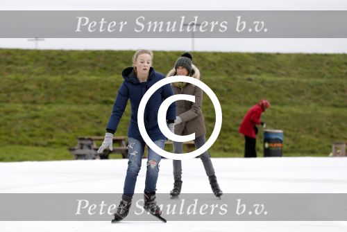 Biddinghuizen 31 januari 2016
Training voor de hollandse 100 op de schaatsbaan van Biddinghuizen. Aanwezig oa Prins Bernhard jr met kinderen Prinses Marilene Prins Maurits en Prinses Anna Prins Pieter Christiaan Prinses Emma Prinses Margriet Leontien Zijlaard v Moorsel met man Michael Zijlaard en dochter Indy Rosanna Kluivert met Patrick Nino Demy Shane en Justin Kluivert.