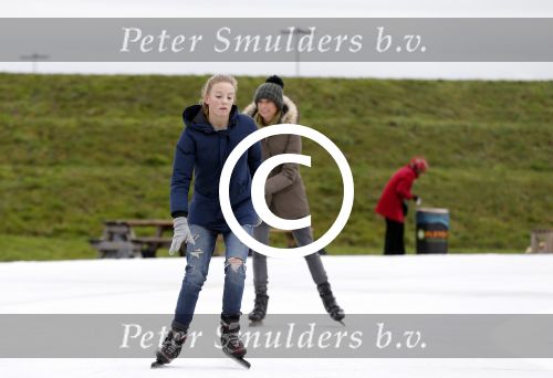 Biddinghuizen 31 januari 2016
Training voor de hollandse 100 op de schaatsbaan van Biddinghuizen. Aanwezig oa Prins Bernhard jr met kinderen Prinses Marilene Prins Maurits en Prinses Anna Prins Pieter Christiaan Prinses Emma Prinses Margriet Leontien Zijlaard v Moorsel met man Michael Zijlaard en dochter Indy Rosanna Kluivert met Patrick Nino Demy Shane en Justin Kluivert.