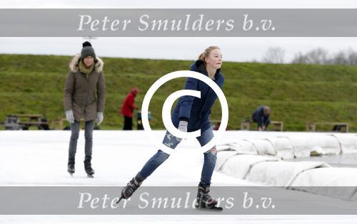 Biddinghuizen 31 januari 2016
Training voor de hollandse 100 op de schaatsbaan van Biddinghuizen. Aanwezig oa Prins Bernhard jr met kinderen Prinses Marilene Prins Maurits en Prinses Anna Prins Pieter Christiaan Prinses Emma Prinses Margriet Leontien Zijlaard v Moorsel met man Michael Zijlaard en dochter Indy Rosanna Kluivert met Patrick Nino Demy Shane en Justin Kluivert.