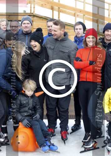 Biddinghuizen 31 januari 2016
Training voor de hollandse 100 op de schaatsbaan van Biddinghuizen. Aanwezig oa Prins Bernhard jr met kinderen Prinses Marilene Prins Maurits en Prinses Anna Prins Pieter Christiaan Prinses Emma Prinses Margriet Leontien Zijlaard v Moorsel met man Michael Zijlaard en dochter Indy Rosanna Kluivert met Patrick Nino Demy Shane en Justin Kluivert.