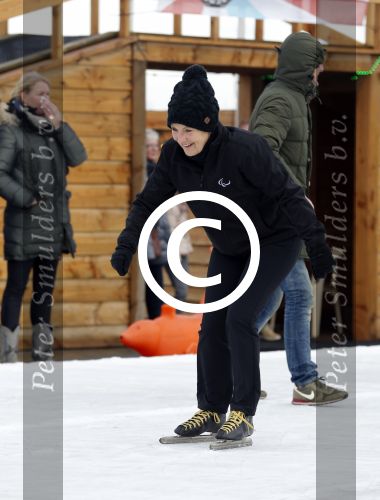 Biddinghuizen 31 januari 2016
Training voor de hollandse 100 op de schaatsbaan van Biddinghuizen. Aanwezig oa Prins Bernhard jr met kinderen Prinses Marilene Prins Maurits en Prinses Anna Prins Pieter Christiaan Prinses Emma Prinses Margriet Leontien Zijlaard v Moorsel met man Michael Zijlaard en dochter Indy Rosanna Kluivert met Patrick Nino Demy Shane en Justin Kluivert.