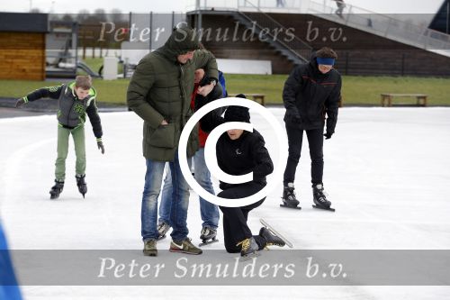Biddinghuizen 31 januari 2016
Training voor de hollandse 100 op de schaatsbaan van Biddinghuizen. Aanwezig oa Prins Bernhard jr met kinderen Prinses Marilene Prins Maurits en Prinses Anna Prins Pieter Christiaan Prinses Emma Prinses Margriet Leontien Zijlaard v Moorsel met man Michael Zijlaard en dochter Indy Rosanna Kluivert met Patrick Nino Demy Shane en Justin Kluivert.