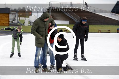 Biddinghuizen 31 januari 2016
Training voor de hollandse 100 op de schaatsbaan van Biddinghuizen. Aanwezig oa Prins Bernhard jr met kinderen Prinses Marilene Prins Maurits en Prinses Anna Prins Pieter Christiaan Prinses Emma Prinses Margriet Leontien Zijlaard v Moorsel met man Michael Zijlaard en dochter Indy Rosanna Kluivert met Patrick Nino Demy Shane en Justin Kluivert.