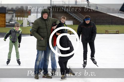 Biddinghuizen 31 januari 2016
Training voor de hollandse 100 op de schaatsbaan van Biddinghuizen. Aanwezig oa Prins Bernhard jr met kinderen Prinses Marilene Prins Maurits en Prinses Anna Prins Pieter Christiaan Prinses Emma Prinses Margriet Leontien Zijlaard v Moorsel met man Michael Zijlaard en dochter Indy Rosanna Kluivert met Patrick Nino Demy Shane en Justin Kluivert.