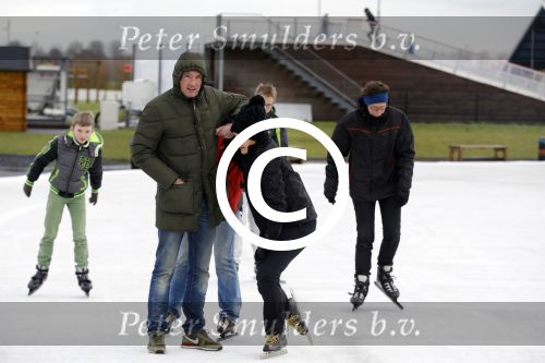 Biddinghuizen 31 januari 2016
Training voor de hollandse 100 op de schaatsbaan van Biddinghuizen. Aanwezig oa Prins Bernhard jr met kinderen Prinses Marilene Prins Maurits en Prinses Anna Prins Pieter Christiaan Prinses Emma Prinses Margriet Leontien Zijlaard v Moorsel met man Michael Zijlaard en dochter Indy Rosanna Kluivert met Patrick Nino Demy Shane en Justin Kluivert.
