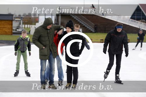 Biddinghuizen 31 januari 2016
Training voor de hollandse 100 op de schaatsbaan van Biddinghuizen. Aanwezig oa Prins Bernhard jr met kinderen Prinses Marilene Prins Maurits en Prinses Anna Prins Pieter Christiaan Prinses Emma Prinses Margriet Leontien Zijlaard v Moorsel met man Michael Zijlaard en dochter Indy Rosanna Kluivert met Patrick Nino Demy Shane en Justin Kluivert.