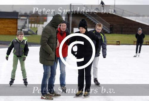 Biddinghuizen 31 januari 2016
Training voor de hollandse 100 op de schaatsbaan van Biddinghuizen. Aanwezig oa Prins Bernhard jr met kinderen Prinses Marilene Prins Maurits en Prinses Anna Prins Pieter Christiaan Prinses Emma Prinses Margriet Leontien Zijlaard v Moorsel met man Michael Zijlaard en dochter Indy Rosanna Kluivert met Patrick Nino Demy Shane en Justin Kluivert.