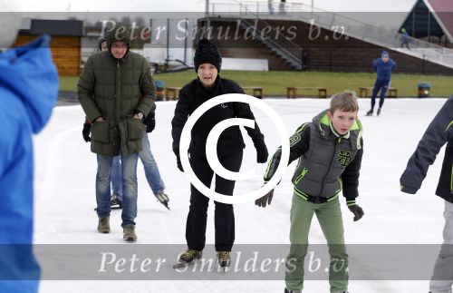 Biddinghuizen 31 januari 2016
Training voor de hollandse 100 op de schaatsbaan van Biddinghuizen. Aanwezig oa Prins Bernhard jr met kinderen Prinses Marilene Prins Maurits en Prinses Anna Prins Pieter Christiaan Prinses Emma Prinses Margriet Leontien Zijlaard v Moorsel met man Michael Zijlaard en dochter Indy Rosanna Kluivert met Patrick Nino Demy Shane en Justin Kluivert.