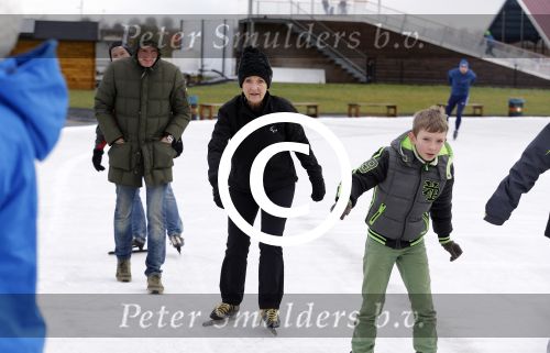 Biddinghuizen 31 januari 2016
Training voor de hollandse 100 op de schaatsbaan van Biddinghuizen. Aanwezig oa Prins Bernhard jr met kinderen Prinses Marilene Prins Maurits en Prinses Anna Prins Pieter Christiaan Prinses Emma Prinses Margriet Leontien Zijlaard v Moorsel met man Michael Zijlaard en dochter Indy Rosanna Kluivert met Patrick Nino Demy Shane en Justin Kluivert.