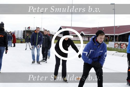 Biddinghuizen 31 januari 2016
Training voor de hollandse 100 op de schaatsbaan van Biddinghuizen. Aanwezig oa Prins Bernhard jr met kinderen Prinses Marilene Prins Maurits en Prinses Anna Prins Pieter Christiaan Prinses Emma Prinses Margriet Leontien Zijlaard v Moorsel met man Michael Zijlaard en dochter Indy Rosanna Kluivert met Patrick Nino Demy Shane en Justin Kluivert.