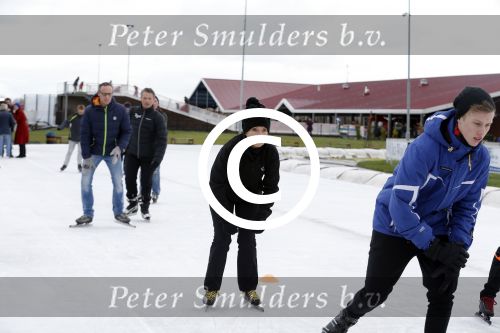 Biddinghuizen 31 januari 2016
Training voor de hollandse 100 op de schaatsbaan van Biddinghuizen. Aanwezig oa Prins Bernhard jr met kinderen Prinses Marilene Prins Maurits en Prinses Anna Prins Pieter Christiaan Prinses Emma Prinses Margriet Leontien Zijlaard v Moorsel met man Michael Zijlaard en dochter Indy Rosanna Kluivert met Patrick Nino Demy Shane en Justin Kluivert.