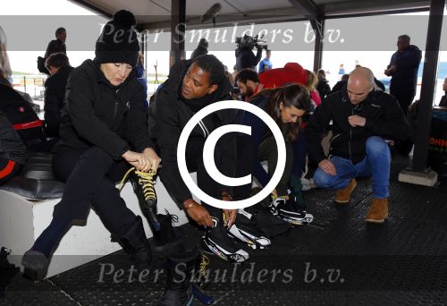 Biddinghuizen 31 januari 2016
Training voor de hollandse 100 op de schaatsbaan van Biddinghuizen. Aanwezig oa Prins Bernhard jr met kinderen Prinses Marilene Prins Maurits en Prinses Anna Prins Pieter Christiaan Prinses Emma Prinses Margriet Leontien Zijlaard v Moorsel met man Michael Zijlaard en dochter Indy Rosanna Kluivert met Patrick Nino Demy Shane en Justin Kluivert.