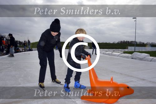 Biddinghuizen 31 januari 2016
Training voor de hollandse 100 op de schaatsbaan van Biddinghuizen. Aanwezig oa Prins Bernhard jr met kinderen Prinses Marilene Prins Maurits en Prinses Anna Prins Pieter Christiaan Prinses Emma Prinses Margriet Leontien Zijlaard v Moorsel met man Michael Zijlaard en dochter Indy Rosanna Kluivert met Patrick Nino Demy Shane en Justin Kluivert.