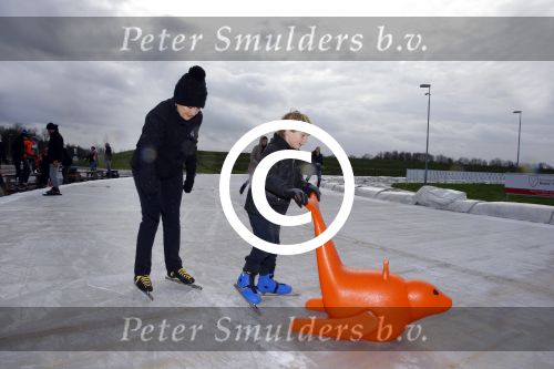 Biddinghuizen 31 januari 2016
Training voor de hollandse 100 op de schaatsbaan van Biddinghuizen. Aanwezig oa Prins Bernhard jr met kinderen Prinses Marilene Prins Maurits en Prinses Anna Prins Pieter Christiaan Prinses Emma Prinses Margriet Leontien Zijlaard v Moorsel met man Michael Zijlaard en dochter Indy Rosanna Kluivert met Patrick Nino Demy Shane en Justin Kluivert.