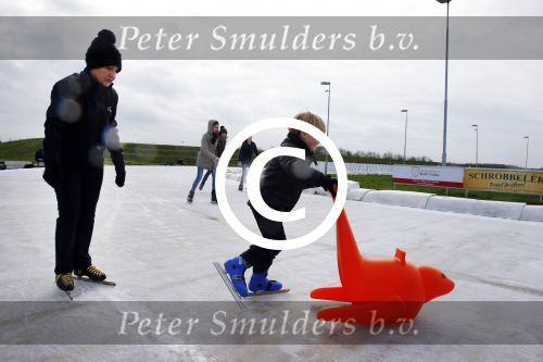 Biddinghuizen 31 januari 2016
Training voor de hollandse 100 op de schaatsbaan van Biddinghuizen. Aanwezig oa Prins Bernhard jr met kinderen Prinses Marilene Prins Maurits en Prinses Anna Prins Pieter Christiaan Prinses Emma Prinses Margriet Leontien Zijlaard v Moorsel met man Michael Zijlaard en dochter Indy Rosanna Kluivert met Patrick Nino Demy Shane en Justin Kluivert.