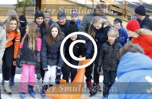 Biddinghuizen 31 januari 2016
Training voor de hollandse 100 op de schaatsbaan van Biddinghuizen. Aanwezig oa Prins Bernhard jr met kinderen Prinses Marilene Prins Maurits en Prinses Anna Prins Pieter Christiaan Prinses Emma Prinses Margriet Leontien Zijlaard v Moorsel met man Michael Zijlaard en dochter Indy Rosanna Kluivert met Patrick Nino Demy Shane en Justin Kluivert.