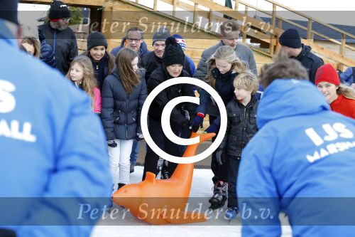 Biddinghuizen 31 januari 2016
Training voor de hollandse 100 op de schaatsbaan van Biddinghuizen. Aanwezig oa Prins Bernhard jr met kinderen Prinses Marilene Prins Maurits en Prinses Anna Prins Pieter Christiaan Prinses Emma Prinses Margriet Leontien Zijlaard v Moorsel met man Michael Zijlaard en dochter Indy Rosanna Kluivert met Patrick Nino Demy Shane en Justin Kluivert.