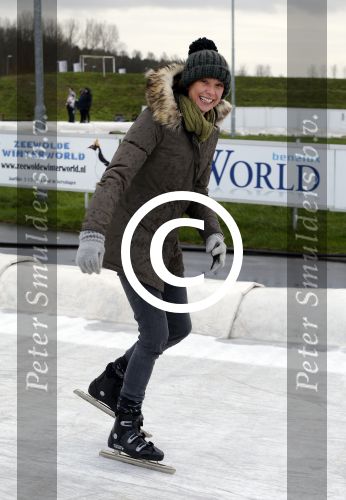 Biddinghuizen 31 januari 2016
Training voor de hollandse 100 op de schaatsbaan van Biddinghuizen. Aanwezig oa Prins Bernhard jr met kinderen Prinses Marilene Prins Maurits en Prinses Anna Prins Pieter Christiaan Prinses Emma Prinses Margriet Leontien Zijlaard v Moorsel met man Michael Zijlaard en dochter Indy Rosanna Kluivert met Patrick Nino Demy Shane en Justin Kluivert.