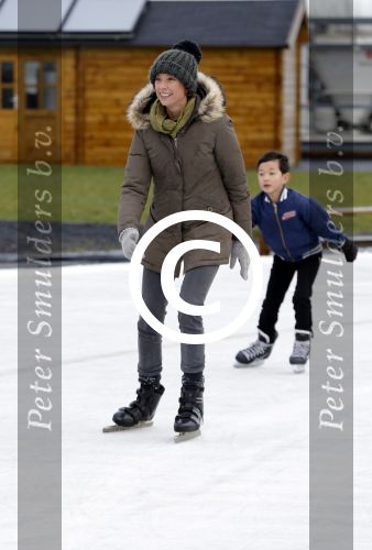 Biddinghuizen 31 januari 2016
Training voor de hollandse 100 op de schaatsbaan van Biddinghuizen. Aanwezig oa Prins Bernhard jr met kinderen Prinses Marilene Prins Maurits en Prinses Anna Prins Pieter Christiaan Prinses Emma Prinses Margriet Leontien Zijlaard v Moorsel met man Michael Zijlaard en dochter Indy Rosanna Kluivert met Patrick Nino Demy Shane en Justin Kluivert.