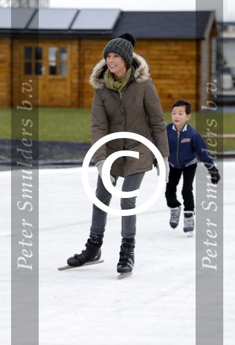 Biddinghuizen 31 januari 2016
Training voor de hollandse 100 op de schaatsbaan van Biddinghuizen. Aanwezig oa Prins Bernhard jr met kinderen Prinses Marilene Prins Maurits en Prinses Anna Prins Pieter Christiaan Prinses Emma Prinses Margriet Leontien Zijlaard v Moorsel met man Michael Zijlaard en dochter Indy Rosanna Kluivert met Patrick Nino Demy Shane en Justin Kluivert.