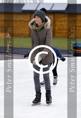 Biddinghuizen 31 januari 2016
Training voor de hollandse 100 op de schaatsbaan van Biddinghuizen. Aanwezig oa Prins Bernhard jr met kinderen Prinses Marilene Prins Maurits en Prinses Anna Prins Pieter Christiaan Prinses Emma Prinses Margriet Leontien Zijlaard v Moorsel met man Michael Zijlaard en dochter Indy Rosanna Kluivert met Patrick Nino Demy Shane en Justin Kluivert.