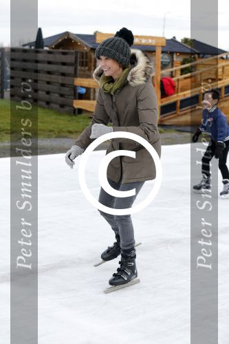 Biddinghuizen 31 januari 2016
Training voor de hollandse 100 op de schaatsbaan van Biddinghuizen. Aanwezig oa Prins Bernhard jr met kinderen Prinses Marilene Prins Maurits en Prinses Anna Prins Pieter Christiaan Prinses Emma Prinses Margriet Leontien Zijlaard v Moorsel met man Michael Zijlaard en dochter Indy Rosanna Kluivert met Patrick Nino Demy Shane en Justin Kluivert.