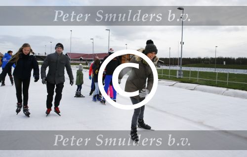 Biddinghuizen 31 januari 2016
Training voor de hollandse 100 op de schaatsbaan van Biddinghuizen. Aanwezig oa Prins Bernhard jr met kinderen Prinses Marilene Prins Maurits en Prinses Anna Prins Pieter Christiaan Prinses Emma Prinses Margriet Leontien Zijlaard v Moorsel met man Michael Zijlaard en dochter Indy Rosanna Kluivert met Patrick Nino Demy Shane en Justin Kluivert.