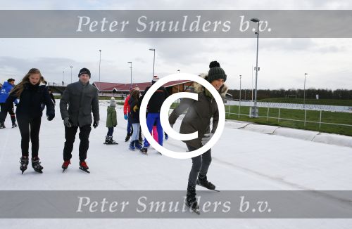 Biddinghuizen 31 januari 2016
Training voor de hollandse 100 op de schaatsbaan van Biddinghuizen. Aanwezig oa Prins Bernhard jr met kinderen Prinses Marilene Prins Maurits en Prinses Anna Prins Pieter Christiaan Prinses Emma Prinses Margriet Leontien Zijlaard v Moorsel met man Michael Zijlaard en dochter Indy Rosanna Kluivert met Patrick Nino Demy Shane en Justin Kluivert.