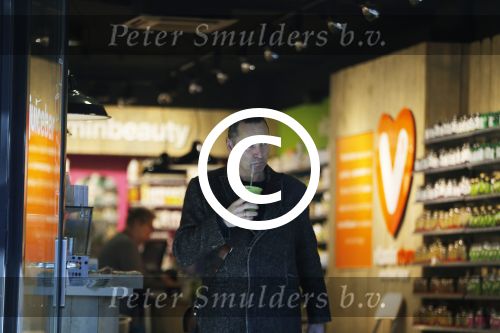 Amsterdam 25 januari 2016 
Raoul Heertje koopt drankje in de vitaminestore.