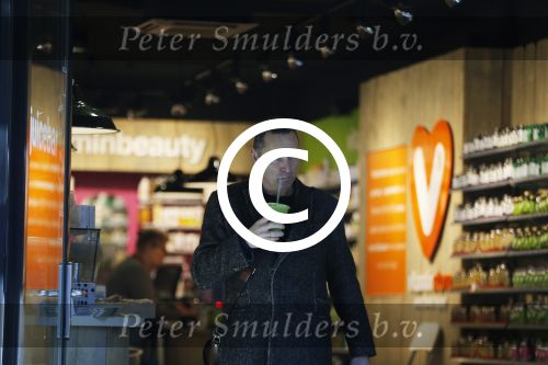 Amsterdam 25 januari 2016 
Raoul Heertje koopt drankje in de vitaminestore.